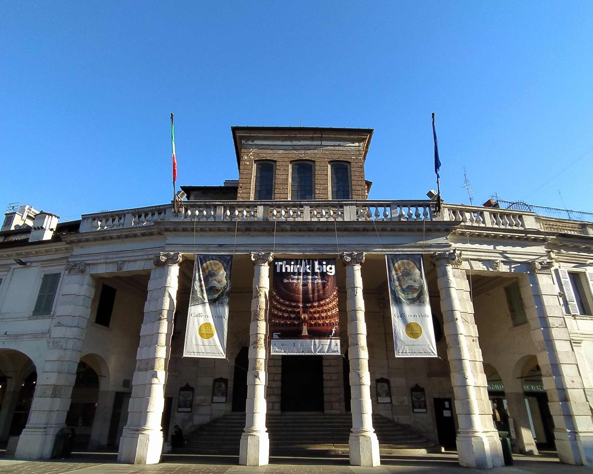 Facciata esterna del teatro grande