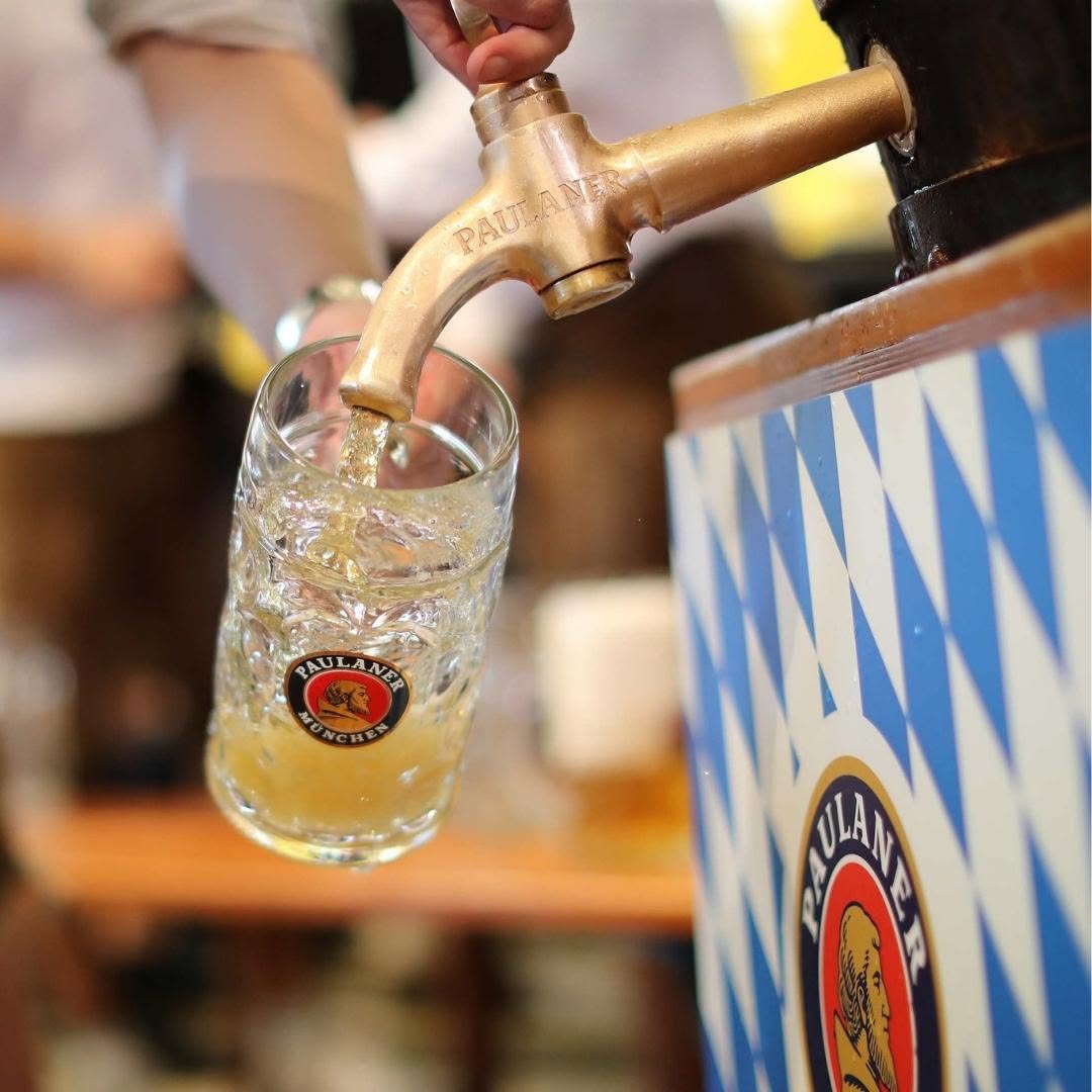 Boccale di birra che viene riempito